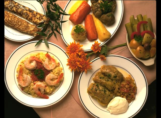 platos cocinados en una mesa